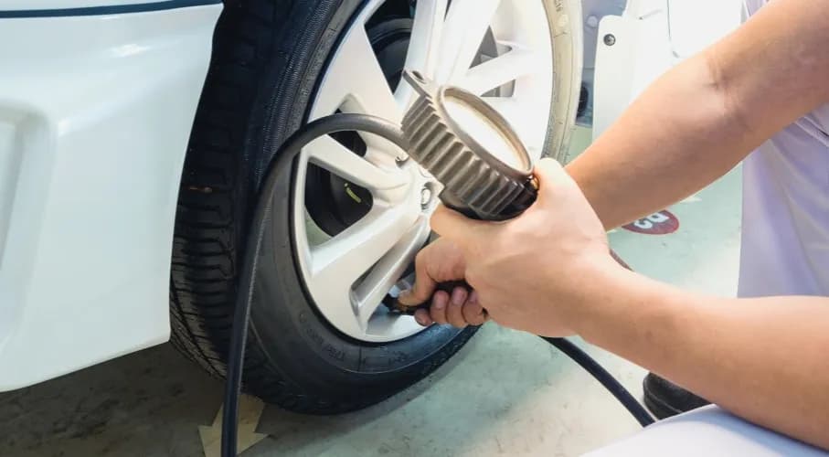 Ile pompować opony, aby uniknąć przedwczesnego zużycia i utraty przyczepności